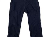 un pantalon cargo bleu marine sur fond blanc