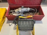 une boîte rouge contenant des outils, posée sur une table