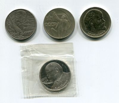 quatre pièces différentes se trouvent dans un sachet en plastique posé sur une surface blanche