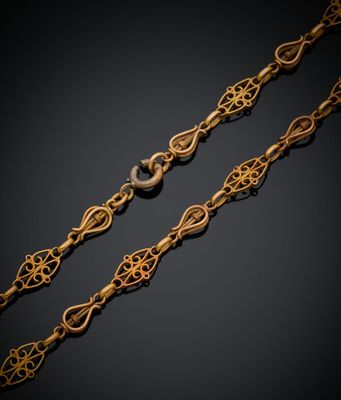 une paire de bracelets à chaîne dorée sur fond noir
