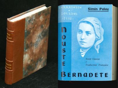 deux livres posés l'un à côté de l'autre sur une table