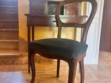 une chaise qui se trouve devant un bureau