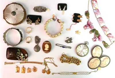 beaucoup de bijoux sur une surface blanche