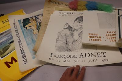 une personne tenant un morceau de papier sur lequel figure un dessin