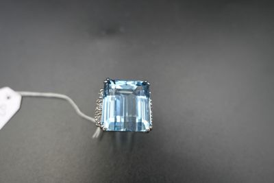 une image représentant une bague sertie d'une topaze bleue entourée de diamants