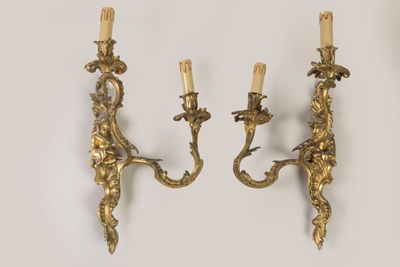 paire d'appliques murales anciennes en laiton ornées de têtes de dragon et de bougies