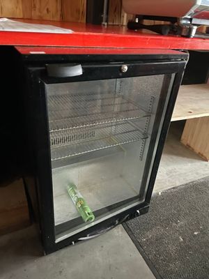 un petit réfrigérateur dans lequel se trouve une bouteille de bière