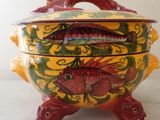 un bol jaune et rouge orné d'un motif de poisson