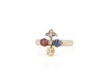gros plan d'une bague sur fond blanc