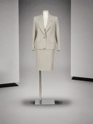 une photo d'un tailleur de femme sur un mannequin