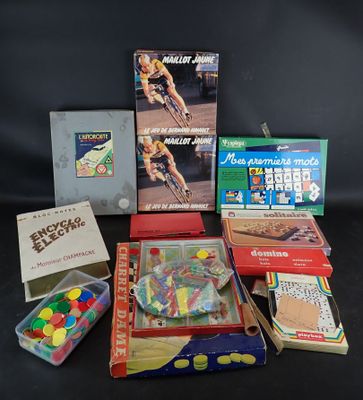de nombreux livres et jeux posés sur la table