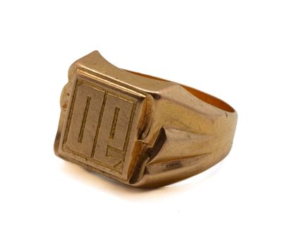 une image représentant une bague chevalière en or sur fond blanc