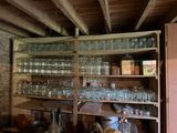 une étagère remplie de verres et de bouteilles vides dans une pièce