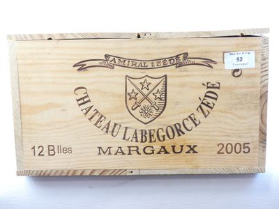 une boîte en bois portant une étiquette