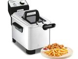 une photo d'une friteuse avec des frites dans une assiette