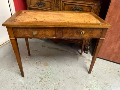 une petite table en bois avec un tiroir en dessous