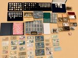 tout un tas de pièces de monnaie de toutes sortes et d'autres objets posés sur la table