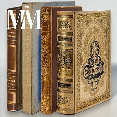 trois livres superposés sur une table