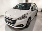 la petite voiture blanche est garée dans une grande pièce