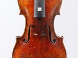 un vieux violon avec un archet accroché à son dos