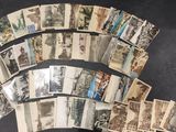 un lot de vieilles cartes postales posées sur une table