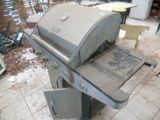 un barbecue posé par terre dans la cuisine