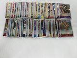 une pile de cartes Pokémon posée sur une table blanche