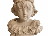 buste d'une jeune fille portant un chapeau sur la tête