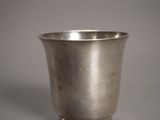 une coupe en argent ancien sur fond gris