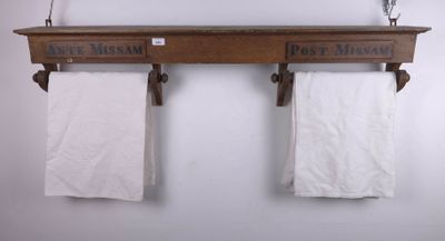 deux serviettes blanches suspendues à une étagère en bois au-dessus d'un porte-papier toilette