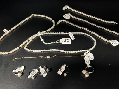Plusieurs bijoux sont exposés sur un fond noir