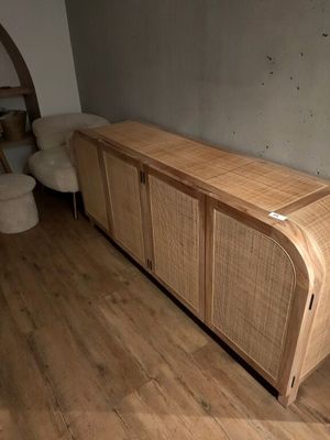 une photo d'un meuble en bois dans un salon