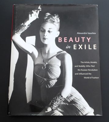 la couverture du livre *Beauty in Exile*, sur laquelle figure une femme en robe sans bretelles