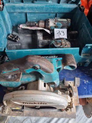 une boîte à outils bleue avec des outils sur une table