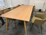un homme assis à une table dans un bureau