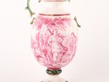 un vase rose avec une anse verte sur fond blanc