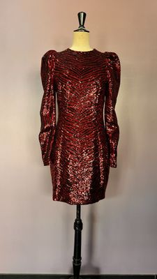 une robe rouge à paillettes sur un mannequin, un mannequin, un mannequin, un mannequin, un mannequin, un mannequin, un mannequin, un mannequin