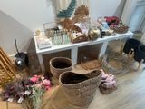 une table sur laquelle sont posés des paniers et des fleurs, dans une pièce