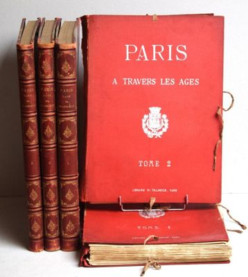 trois livres sont empilés sur une table