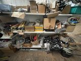 de nombreuses boîtes contenant des objets divers, posées sur une étagère dans un garage