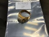 une bague en or posée sur un sac en plastique