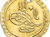 un gros plan d'une pièce d'or sur laquelle figure un dragon