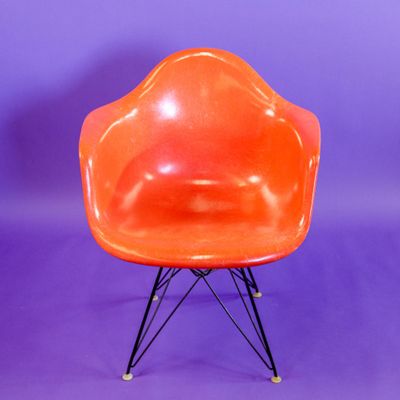 Charles et Ray EAMES Fauteuil DAR en polypropylène orange-ro… - Photo 1
