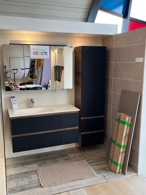une photo d'une salle de bains avec un lavabo et un miroir