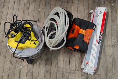 un objet jaune et noir posé par terre à côté d'un objet noir et blanc
