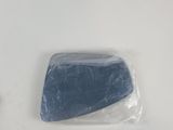 un morceau de savon bleu dans un sac en plastique posé sur une surface blanche