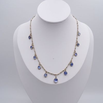 gros plan d'un collier sur un présentoir pour mannequin