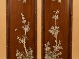 paire de panneaux anciens chinois en bois sculpté représentant des fleurs et des oiseaux