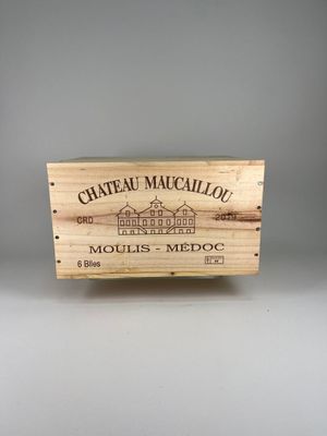 La caisse en bois, posée sur une table, contient une bouteille de vin.
