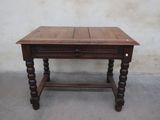 une table en bois avec un tiroir en dessous